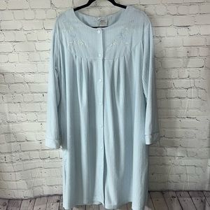2X Heavenly bodies light blue snap closure full length robe. Light/mediu…